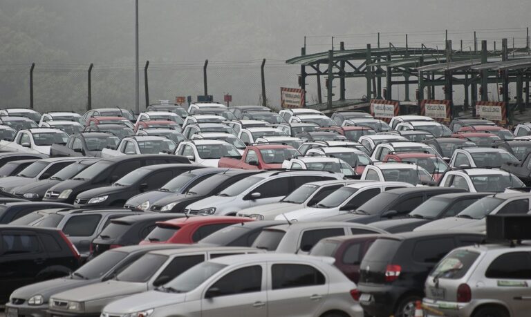 Anfavea projeta venda de até 300 mil veículos a mais em 2023 por conta de subsídios