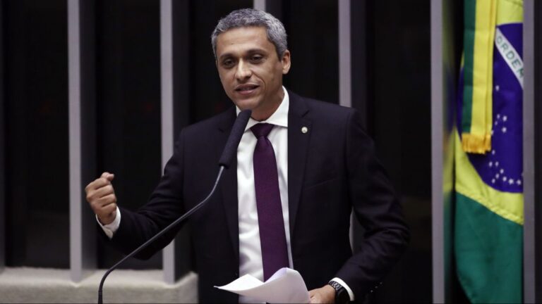 AGU determina estudo de medidas jurídicas contra deputado Gustavo Gayer após fala racista