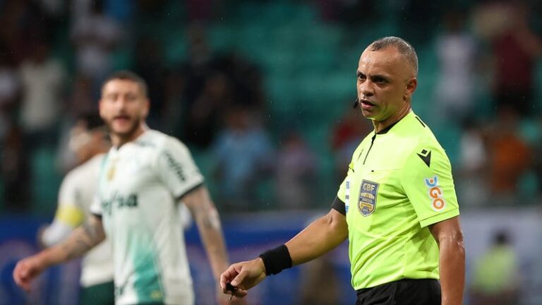 CBF libera áudio do VAR em lance polêmico de Bahia x Palmeiras; veja revisão