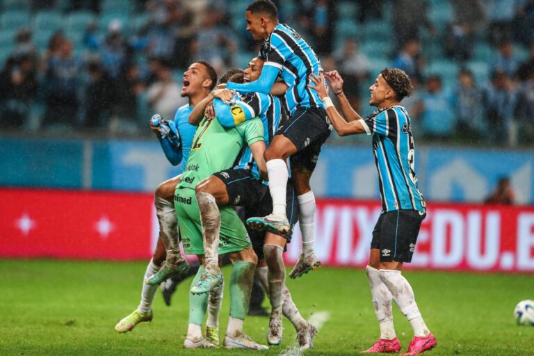Em partida atrasada, Grêmio elimina o Bahia nos pênaltis e avança à semifinal da Copa do Brasil