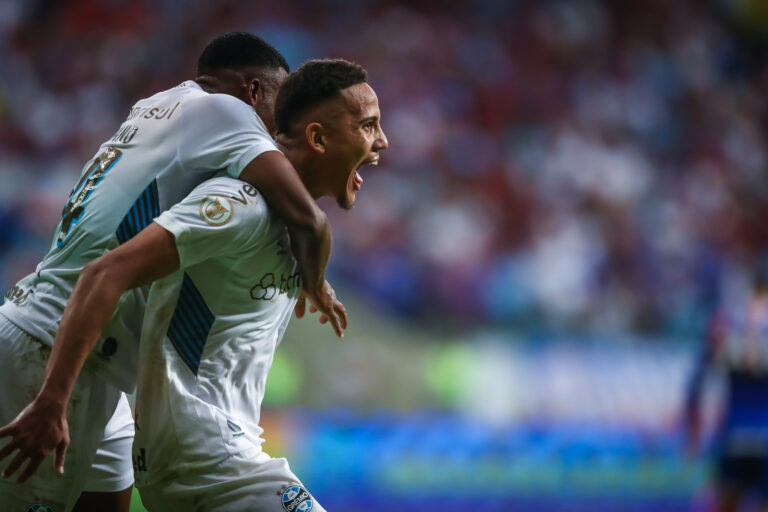 Grêmio vence Bahia com gol no final e garante permanência na vice-liderança do Brasileiro
