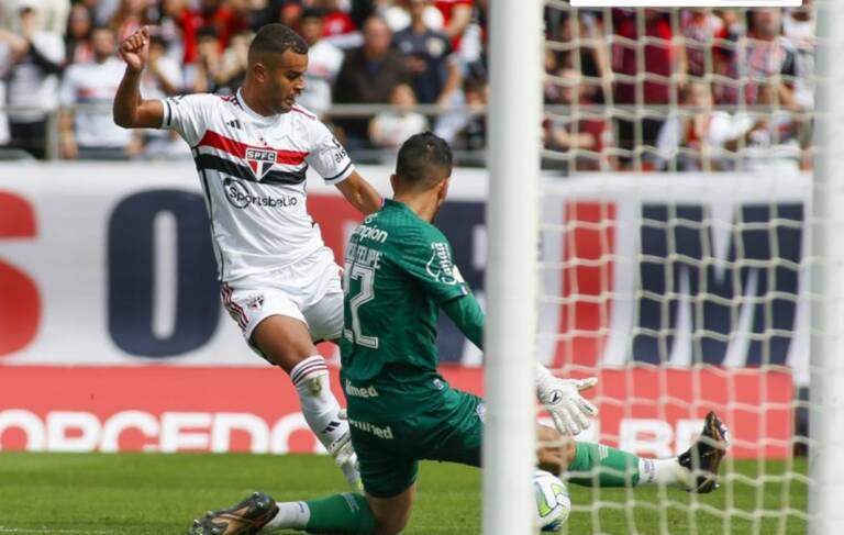 Marcos Felipe segura o São Paulo: veja o número de defesas do goleiro do Bahia