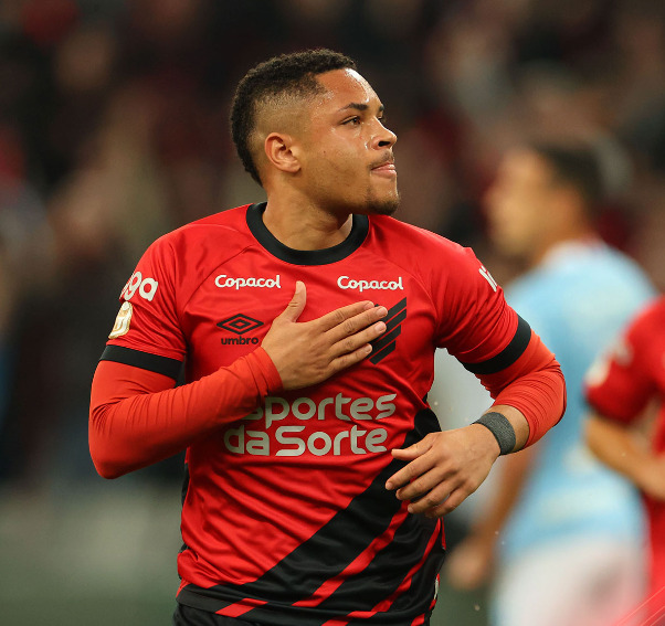 Na estreia de Vidal, Athletico-PR bate o Bahia e volta a vencer no Brasileirão