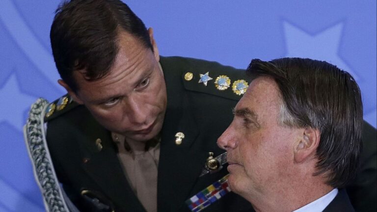 Após ameaça de confissão, defesa de Mauro Cid é pressionada a recuar, dizem fontes