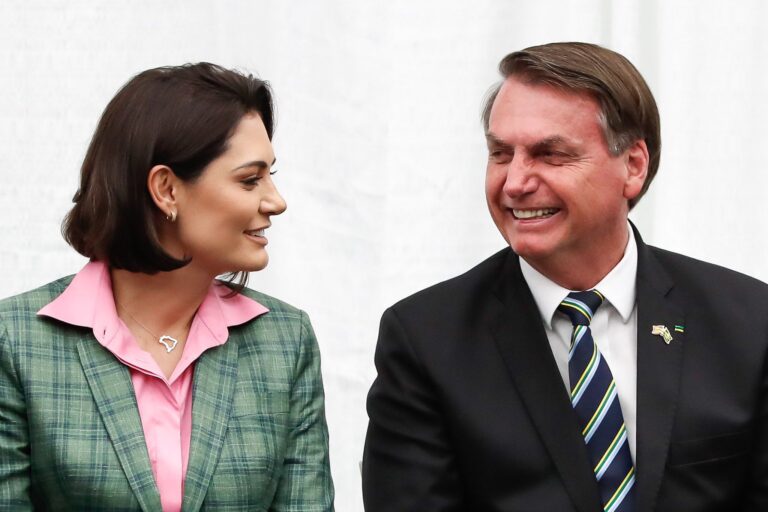 Bolsonaro e Michelle teriam decidido por silêncio à PF após serem informados de que Cid fez confissões, dizem fontes