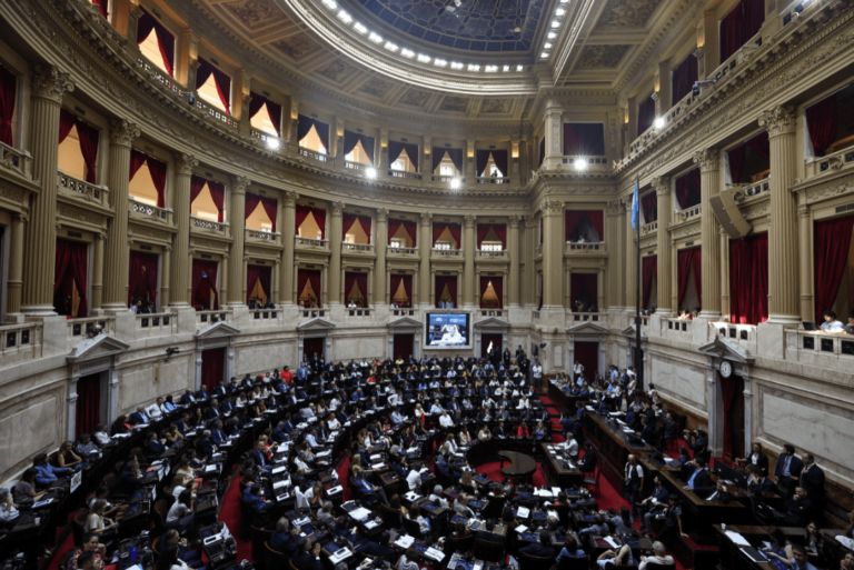 Câmara dos Deputados da Argentina aprova “lei ônibus” de reformas de Javier Milei