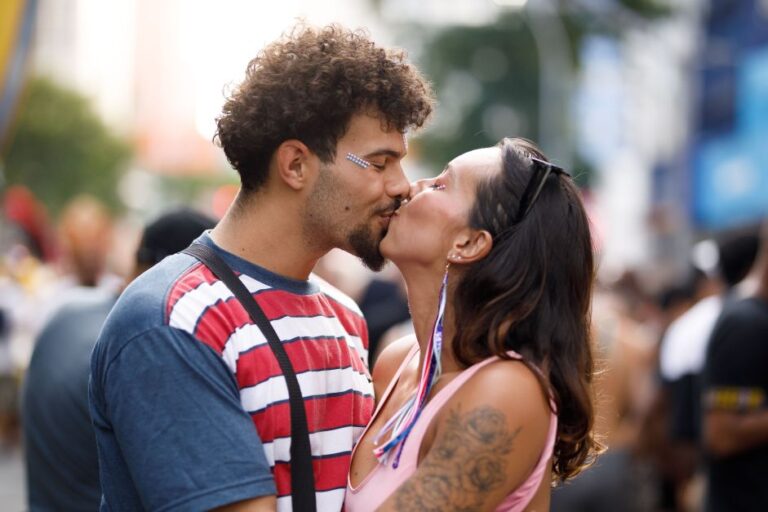 Carnaval está chegando: veja as doenças que podem ser transmitidas pelo beijo