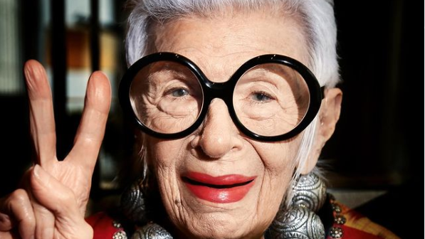 Iris Apfel, icônica fashionista americana, celebra 102 anos bombando nas redes sociais