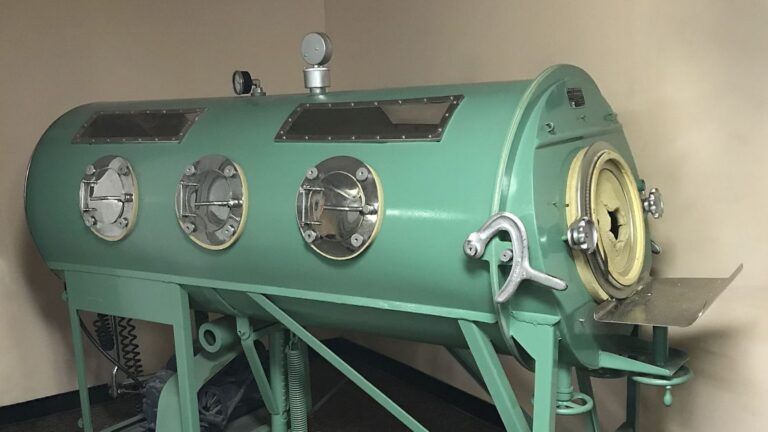 Entenda o que é o pulmão de ferro usado por vítimas de pólio