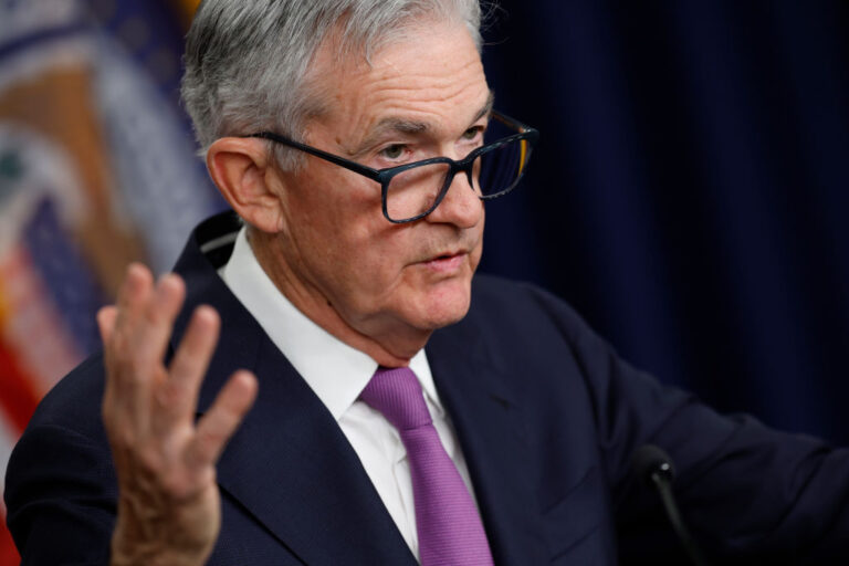 Powell ainda espera cortes nos juros pelo Fed, mas progresso da inflação “não está garantido”