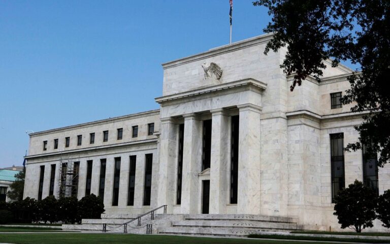 Serviços voltam a assustar no PCE de janeiro e devem manter Fed ‘sem pressa’ de cortar juros