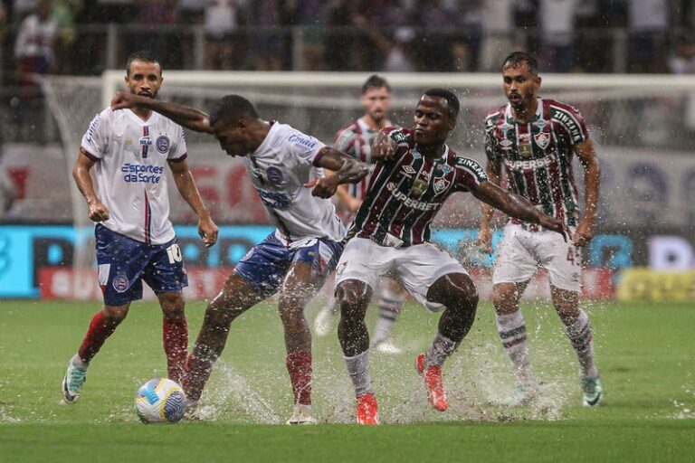 Em jogo interrompido por chuva, Fluminense toma virada do Bahia e segue sem vencer no Brasileiro