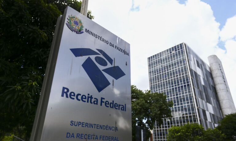Arrecadação federal total em abril soma R$ 228,8 bilhões, a maior desde 2000