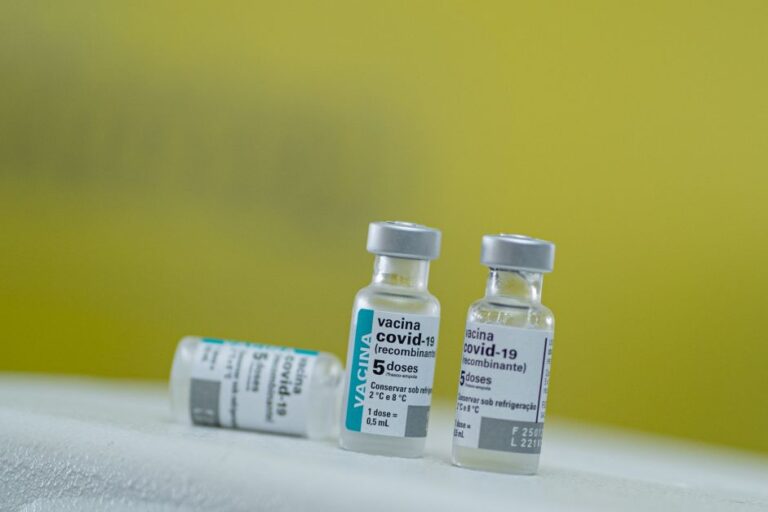 AstraZeneca para de fabricar vacina de Covid-19 por “declínio na procura“