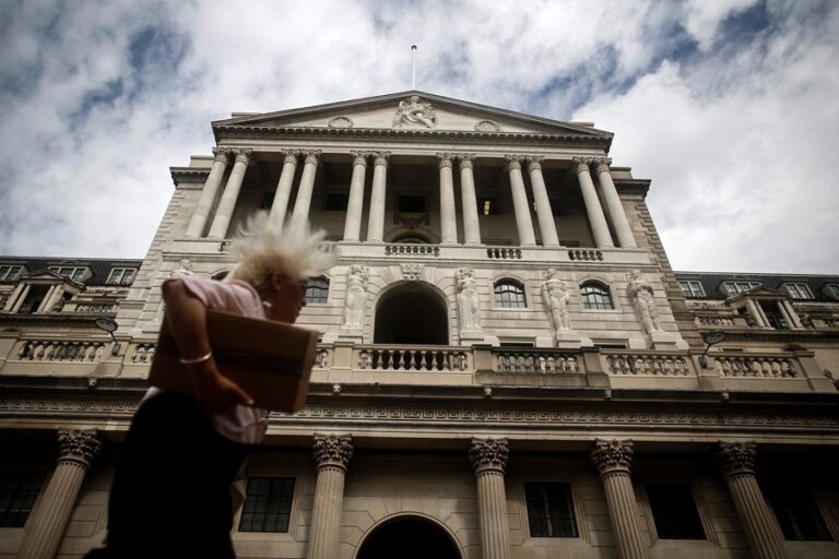 BC da Inglaterra mantém a taxa de juros pela 6ª reunião seguida, mas sinaliza cortes