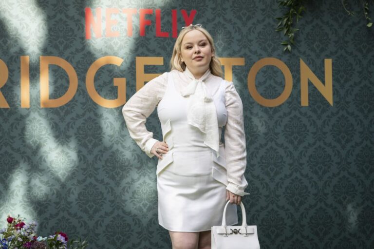 “Bridgerton“: veja os looks de Nicola Coughlan para divulgação da série
