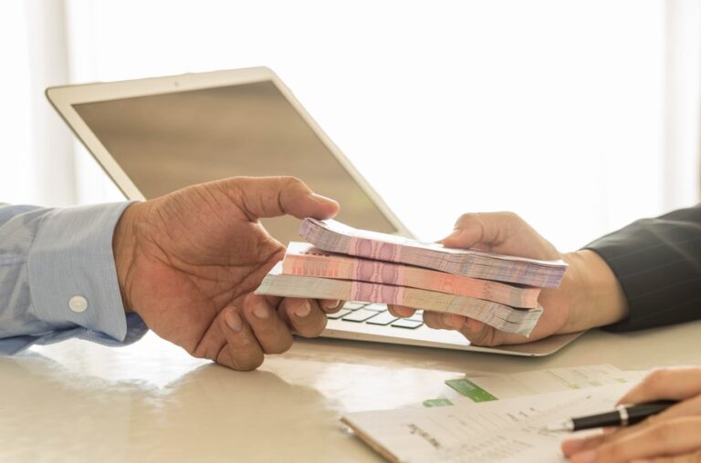 Busca por crédito despenca 26% em março ante mesmo mês de 2023, mostra pesquisa