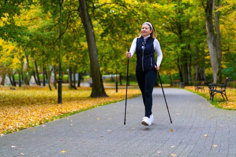 Caminhada nórdica: conheça os benefícios e veja como praticar