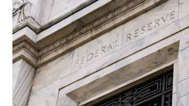 É preciso manter juros até que moderação da inflação seja clara, diz dirigente do Fed