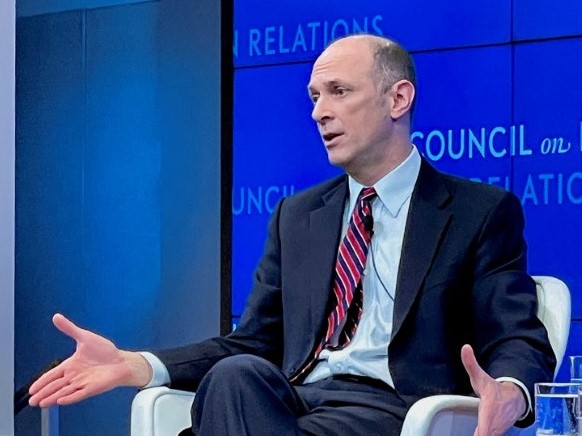 Juros dos EUA estão “relativamente restritivos”, diz presidente do Fed de Chicago