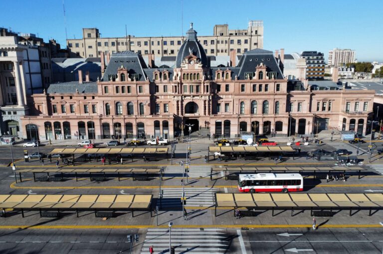 Sindicatos de transportes fortalecem greve na Argentina; aeroportos estão parados