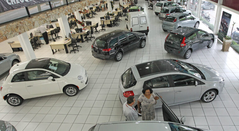 Vendas de veículos novos têm melhor abril desde 2019, diz Fenabrave