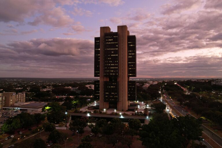 BC adotou estratégia do “mais alto por mais tempo” usada pelo Fed, dizem economistas
