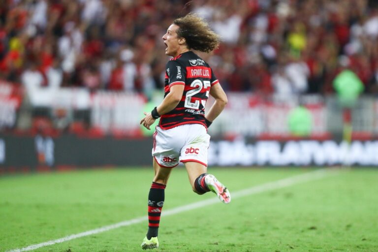 Flamengo vence Bahia com gol de David Luiz nos acréscimos e lidera o Brasileirão