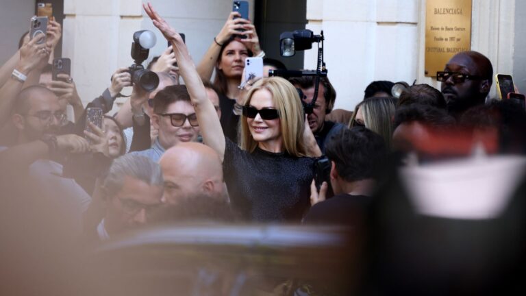 Nicole Kidman e mais famosas acompanham desfile da Balenciaga em Paris