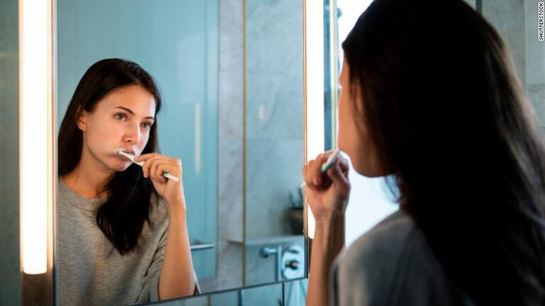 Oil pulling: bochecho com óleo faz bem à saúde bucal? Especialistas explicam