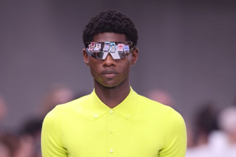 Prada “brinca“ com ilusão de ótica durante desfile em Milão