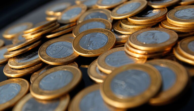 Projeção de analistas para o déficit primário piora para este ano e o próximo