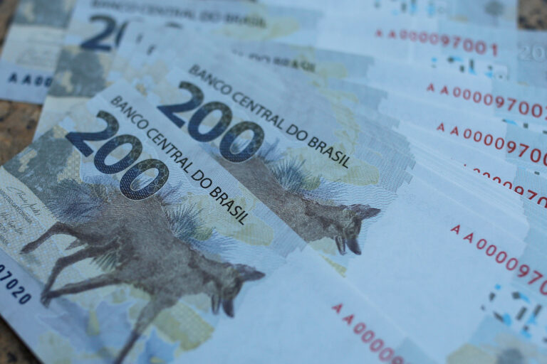 Brasileiros colocam R$ 12,756 bilhões na poupança em junho