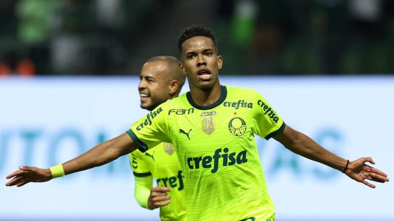 Com gol e assistência de Estêvão, Palmeiras bate o Bahia e cola na liderança do Brasileirão