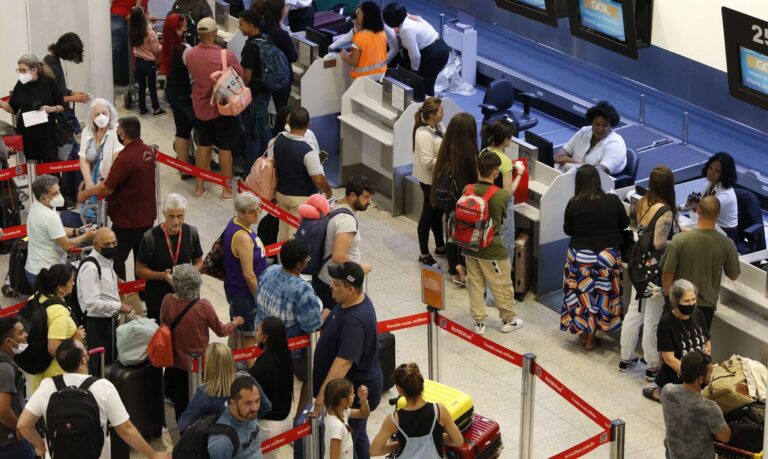 Consumo das famílias volta a crescer e segura serviços em maio, dizem economistas