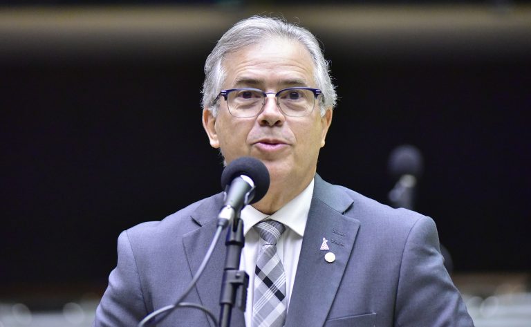 Deputados fecham 1ª regulamentação da tributária sem decidir sobre imposto do pecado