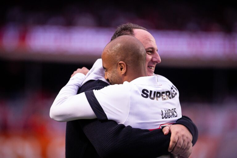 Entrada discreta e pedido para bater falta: como foi o retorno de Ceni ao Morumbis