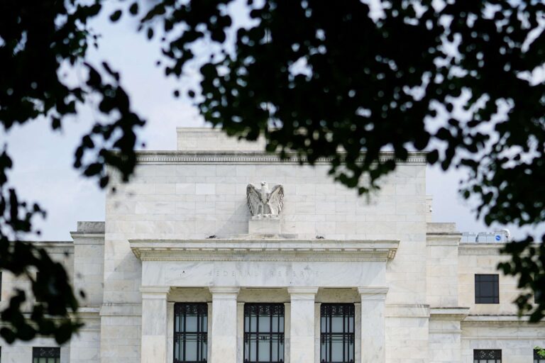 Inflação está recuando nos EUA e mercado de trabalho voltou ao pré-pandemia, diz Fed