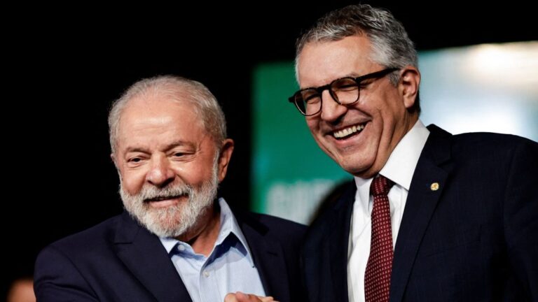 Lula prometeu cumprir arcabouço fiscal em conversa com ministros: “Não abro mão“