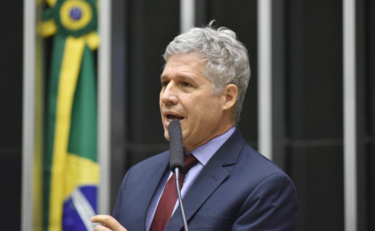 Ministro do Desenvolvimento Agrário quer agrotóxicos no “imposto do pecado”