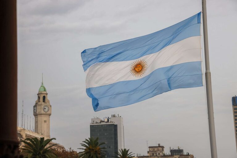 Pacto de Maio de Milei será simbólico, mas desafios políticos da Argentina permanecem
