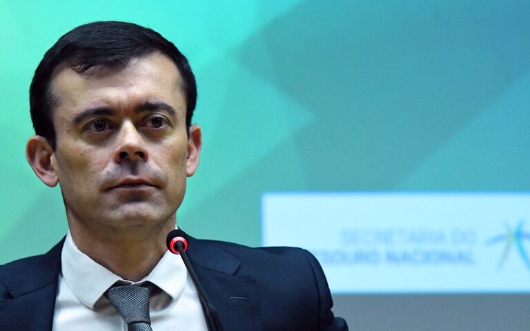 Piora no câmbio e juros reflete política monetária, não fiscal, diz Ceron