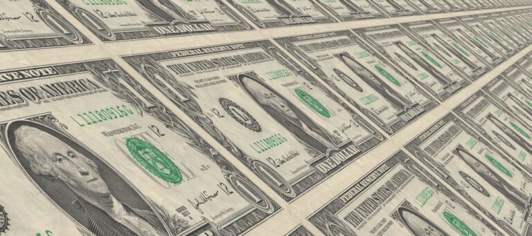 Santander eleva projeção do dólar para R$ 5,30 ao fim de 2024; reduz PIB de 2025