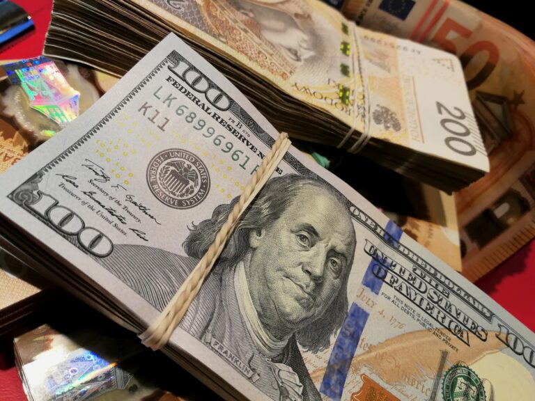 dólar recua ante maioria das moedas, com dados dos EUA e ata do Fed