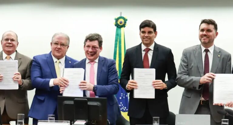 relatório inclui Imposto Seletivo sobre carro elétrico e libera caminhão