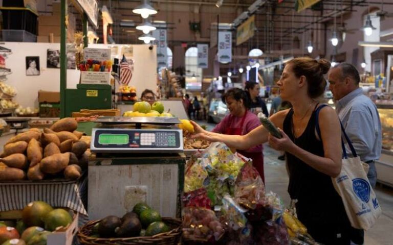 Confiança do consumidor dos EUA sobe em agosto; expectativas de inflação se mantêm