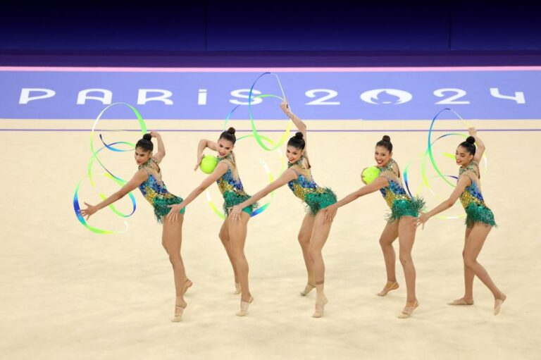 Franjas e pedrarias: veja os looks da equipe de ginástica rítmica do Brasil