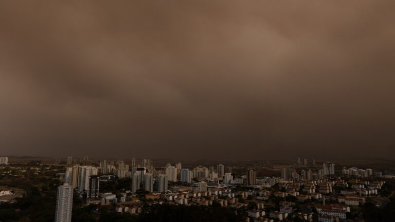 Incêndios fecham estradas e fumaça cobre cidades no interior de SP