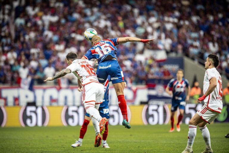 Internacional arranca empate do Bahia, mas emenda sexto jogo sem vencer no Brasileirão