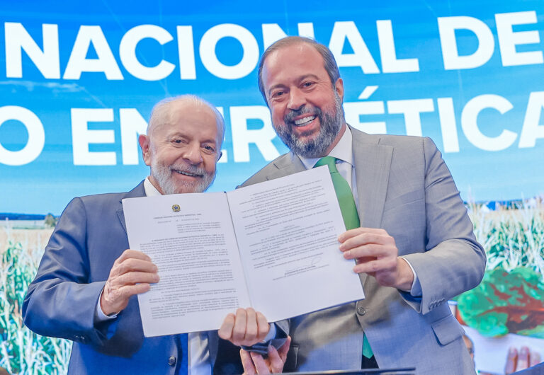 Silveira vê setor elétrico “à beira do precipício” e promete “justiça tarifária”